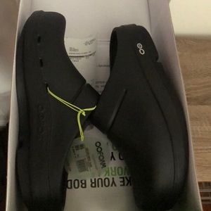 Oofos Oocloog black matte women’s 8W. Never worn